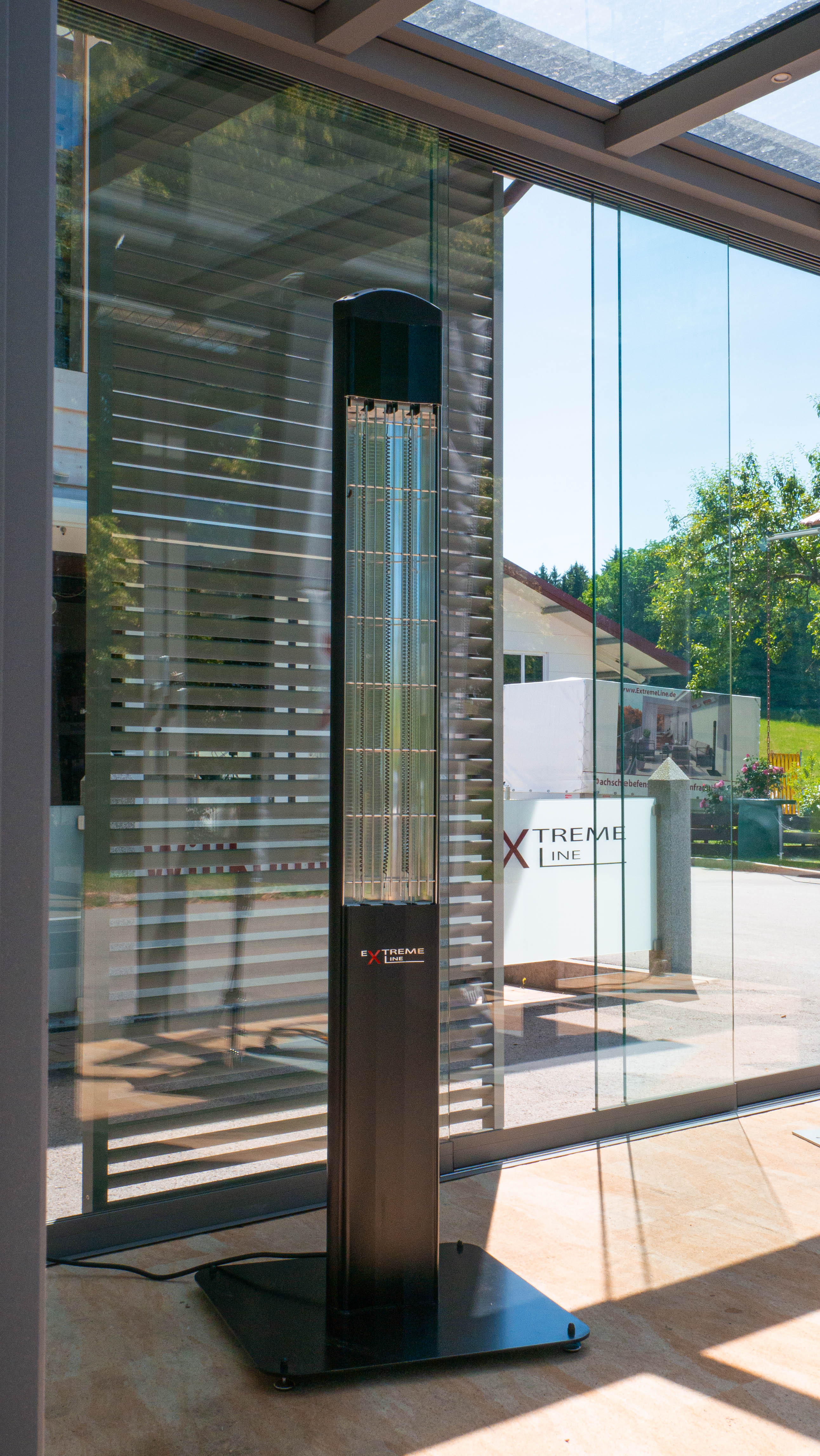 infrazářič Extreme line - heattower -karbonový designový infra zářič