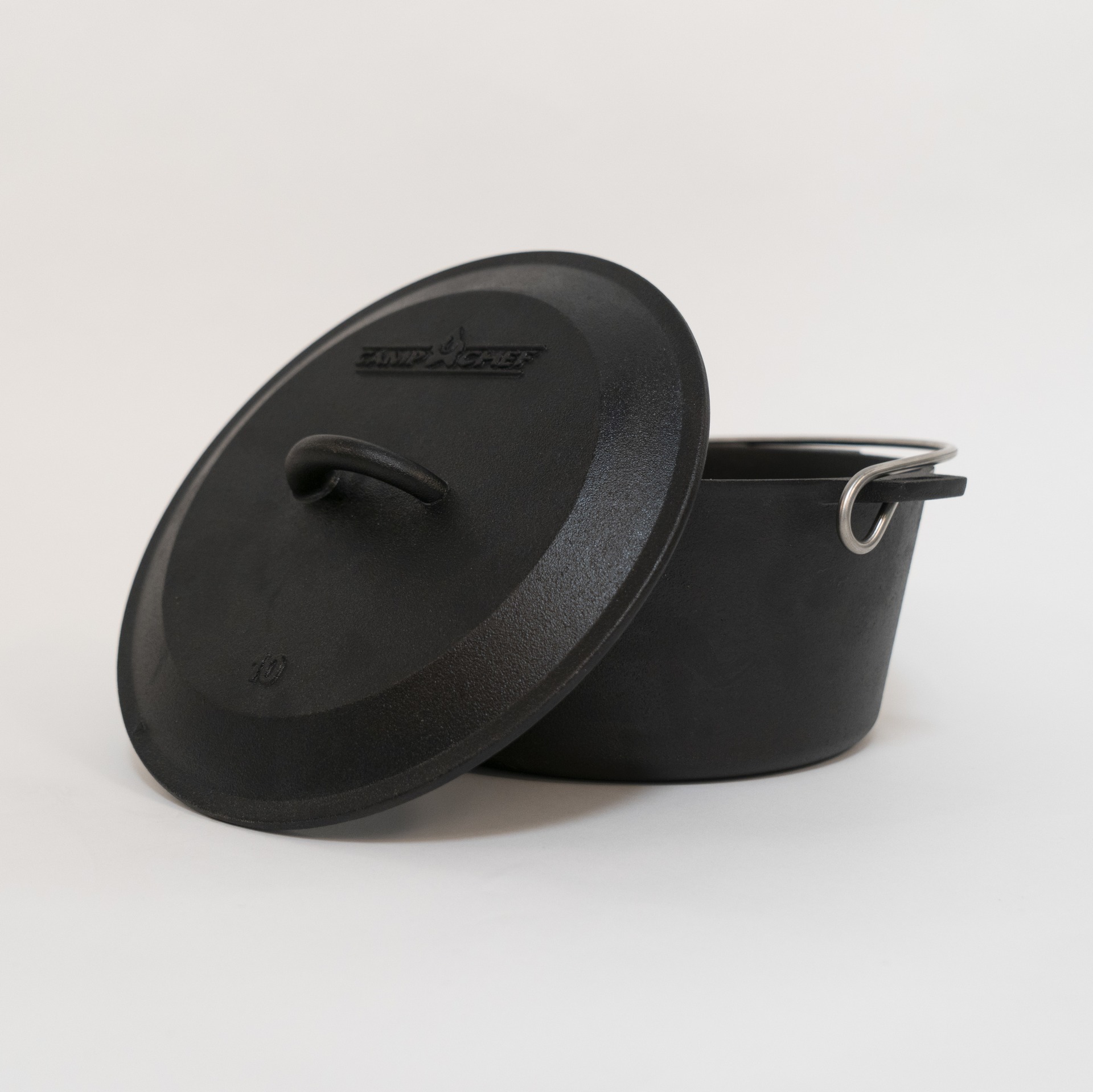 Univerzální litinový hrnec Camp Chef Dutch Oven 25 cm bez nožiček s poklicí