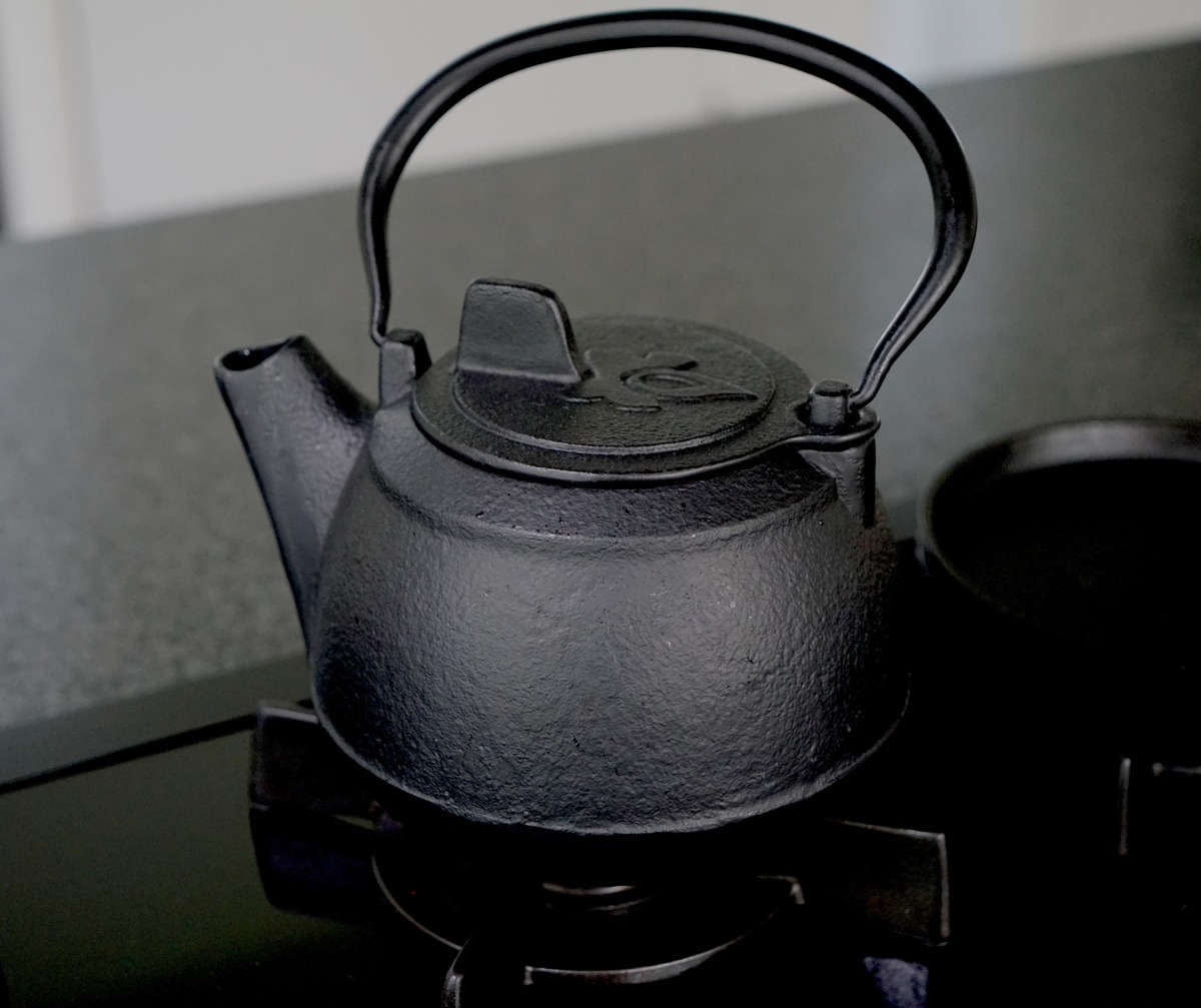 Litinová čajová konvice Camp Chef - konvice v rustikálním stylu