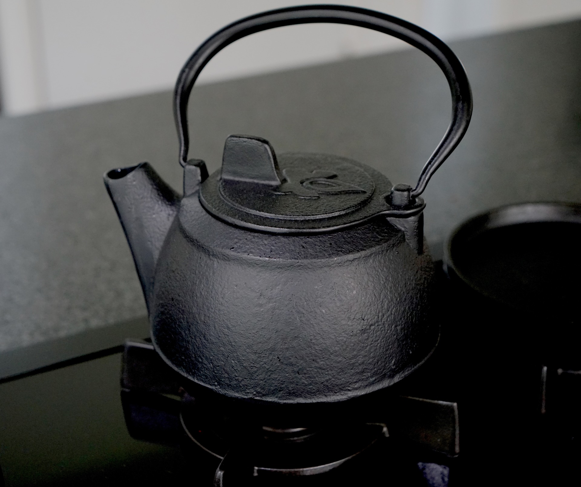 Litinová čajová konvice Camp Chef - konvice v rustikálním stylu