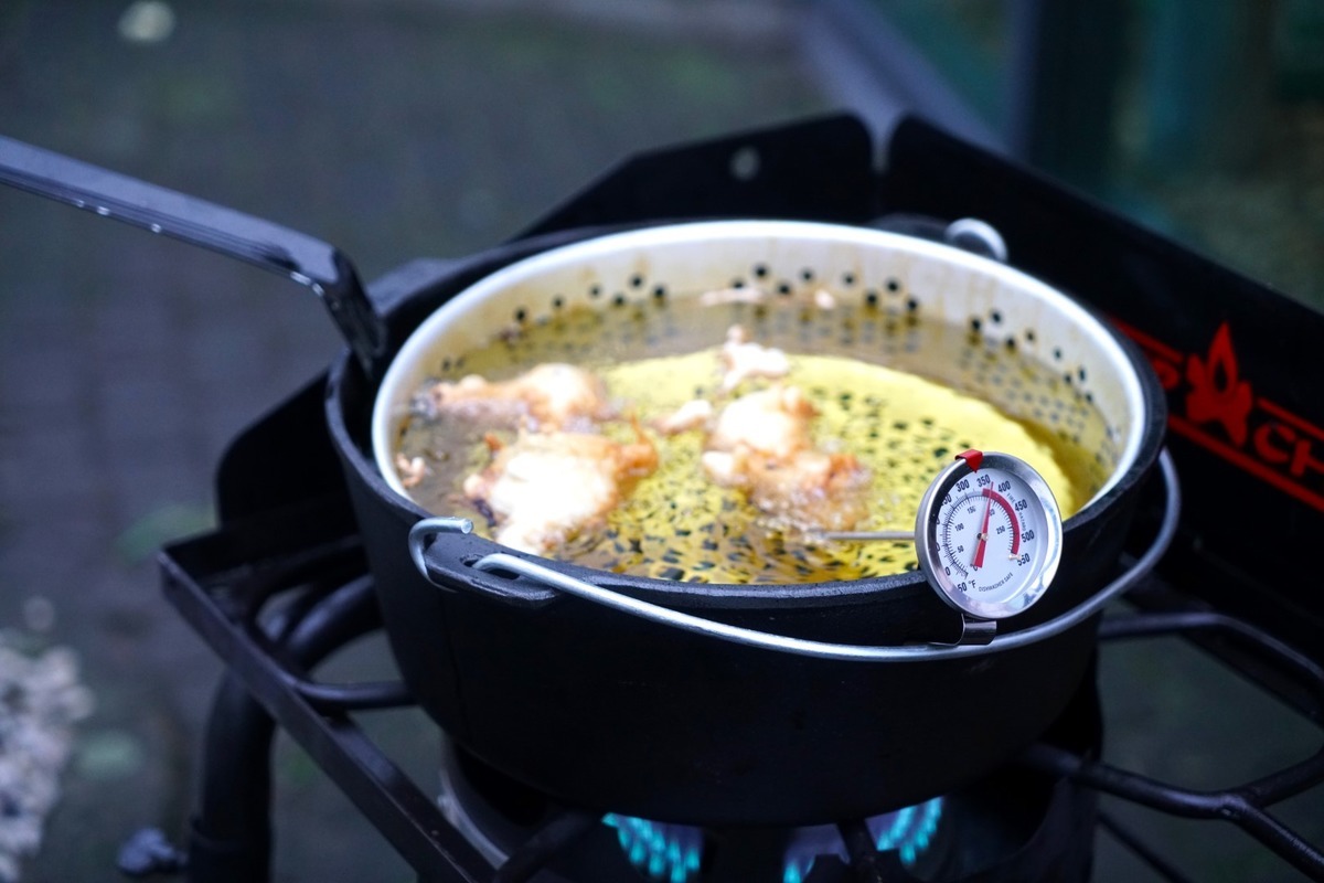 Litinový hrnec Camp Chef 30 cm s poklicí a košem