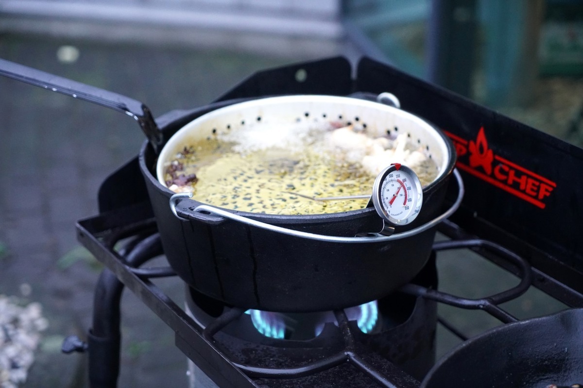 Litinový hrnec Camp Chef 30 cm s poklicí a košem