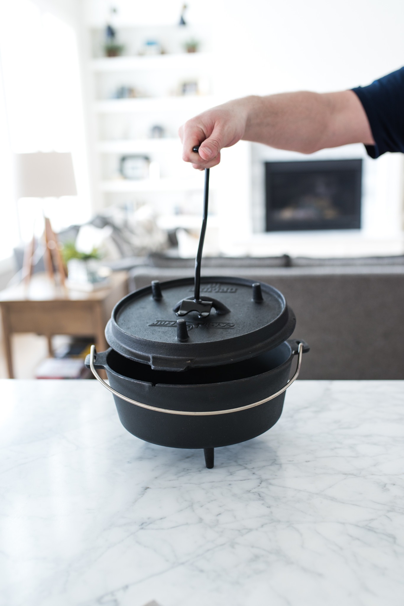 Univerzální litinový hrnec Camp Chef Deluxe Dutch Oven 25 cm s poklicí a zvedákem