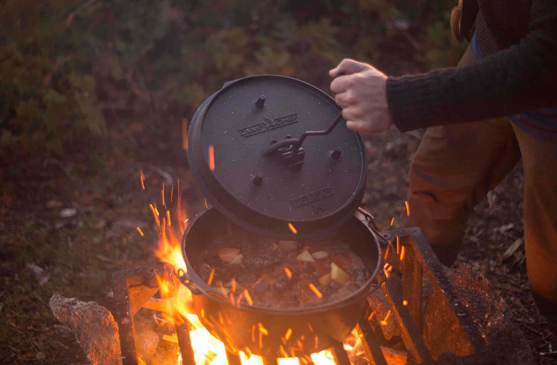 Univerzální litinový hrnec Camp Chef Deluxe Dutch Oven 35 cm s poklicí a zvedákem