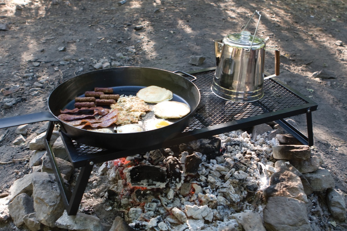 Dřevorubecká ocelová pánev Camp Chef 41 cm