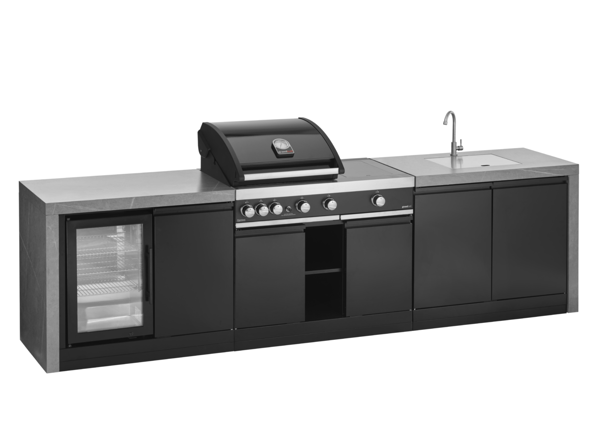 Venkovní grilovací kuchyně Grandpro Premium G3 Plus (299 WF Series) – celkový pohled na velkou modulovou kuchyni v elegantní černé barvě s kamenným obkladem boků Waterfall, vestavným grilem GrandHall Premium G3 Plus s bočním infračerveným hořákem pro prudký opek steaků, dřezem, lednicí a masivní pracovní deskou ze slinutého kamene, šířka 299 cm
