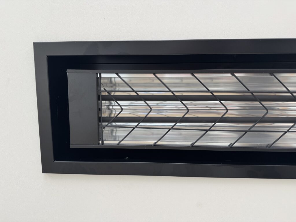 HEATSTRIP Max Flush Mount Enclosure 2400 W – pohled na instalaci v rámečku, boční úhel