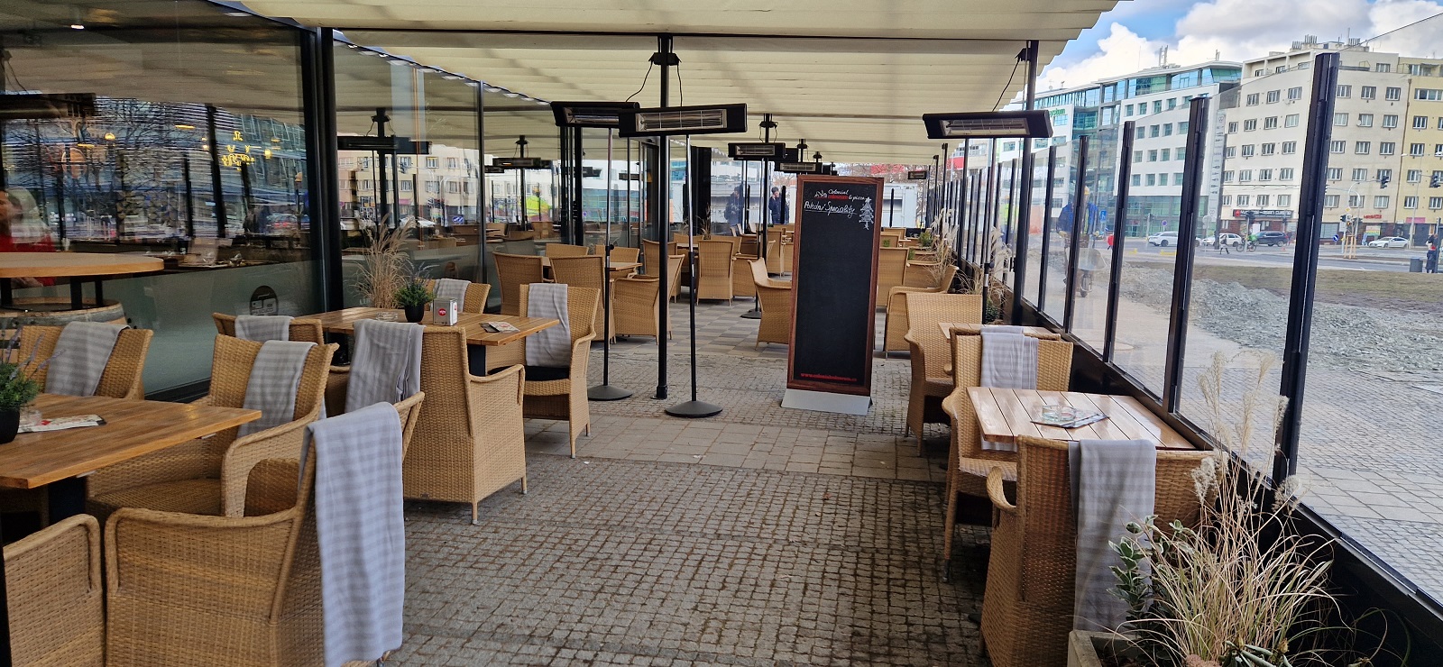 infrazářiče na předzahrádce restaurace pizza coloseum