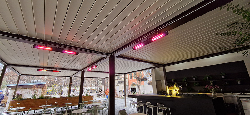 Infračervený zářič Tansun Bahama je ideálním řešením pro vytápění venkovních prostor, jako jsou zahrádky restaurací nebo pergoly. Tento moderní a stylový zářič nabízí nejen efektivní a úsporné elektrické vytápění, ale také elegantní design, který skvěle zapadne i do exkluzivních lokalit, jako je Staroměstské náměstí. Díky své bioklimatické technologii poskytuje příjemné teplo i během chladnějších večerů, což zajišťuje maximální komfort pro vaše hosty.