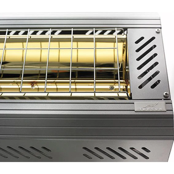 Průmyslový infrazářič Tansun Apollo Excell Single Carbon 2,0 kW v instalaci ve výrobní hale – ukázka modulárního karbonového zářiče s nízkou svítivostí na pracovišti, kde karbonová technologie zajišťuje klidné, bezprostřední teplo bez oslnění pracovníků