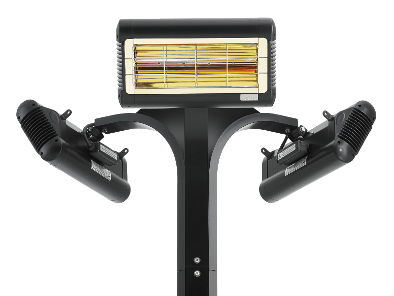 Infrazářič Tansun Riviera Elite 4,5 kW – čelní pohled na elegantní volně stojící Low Glare quartzový infrazářič se třemi trubicemi 3 x 1500 W, robustní hliníkovou konstrukcí výšky 2,5 m a 360° kruhovým ohřevem pro prémiové komerční použití na restauračních terasách, v barech, pubech, hotelových přístřešcích a wellness zónách bez nutnosti stěnové montáže