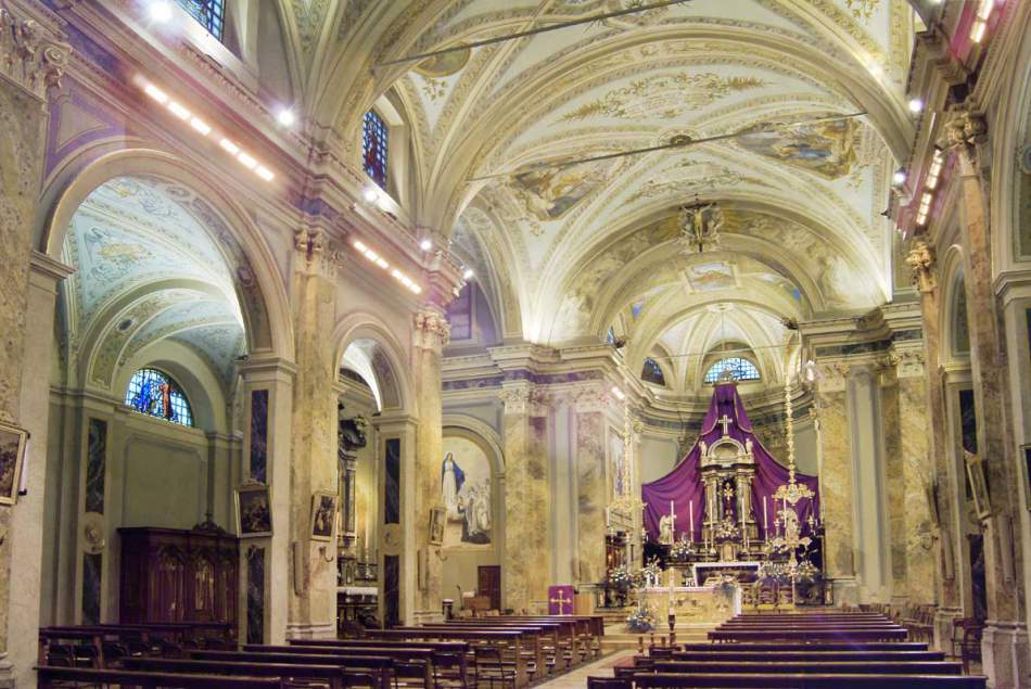 Infrazářič Tansun Sorrento Double 3,0 kW v černém provedení – čelní pohled na dvojitý quartzový infračervený zářič s dvěma topnými lampami 2 x 1500 W a nastavitelným montážním držákem pro nástěnnou a stropní instalaci - kostel