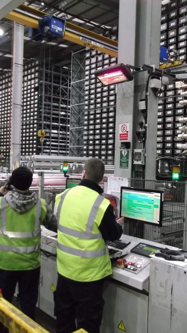 Infrazářič Tansun Sorrento Double 3,0 kW v černém provedení – čelní pohled na dvojitý quartzový infračervený zářič s dvěma topnými lampami 2 x 1500 W a nastavitelným montážním držákem pro nástěnnou a stropní instalaci