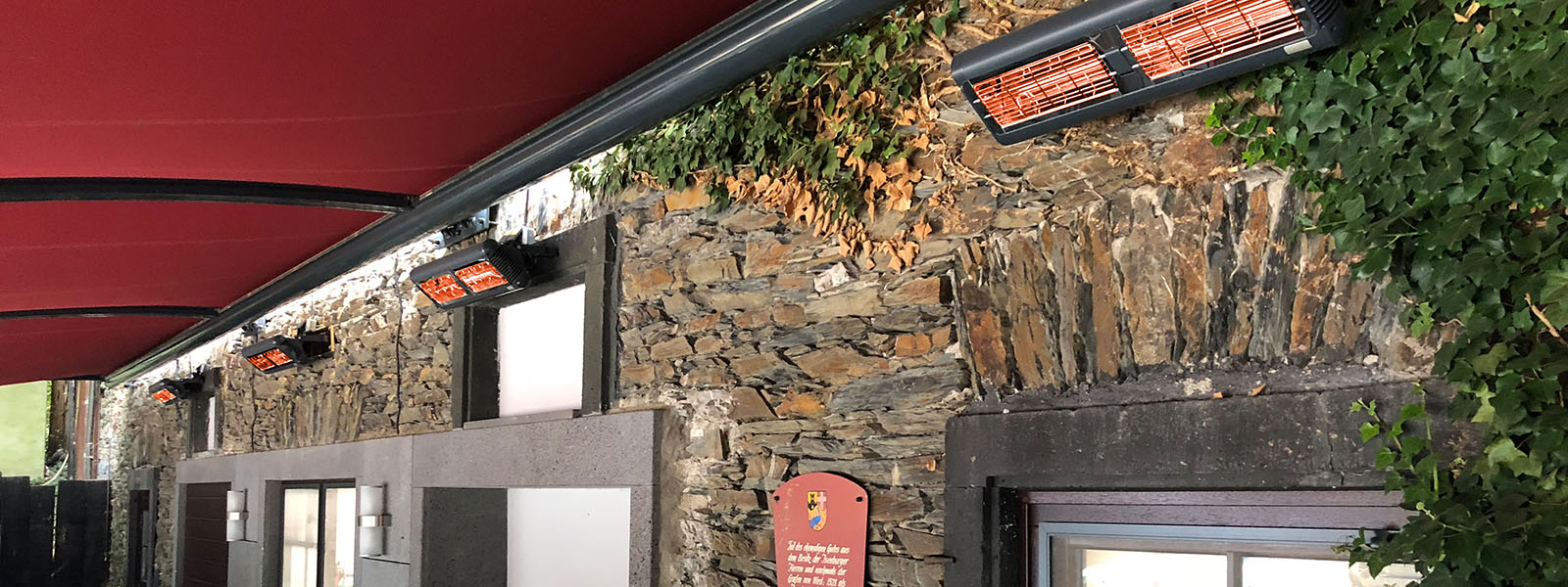 Infrazářič Tansun Sorrento Double 3,0 kW v černém provedení – čelní pohled na dvojitý quartzový infračervený zářič s dvěma topnými lampami 2 x 1500 W a nastavitelným montážním držákem pro nástěnnou a stropní instalaci