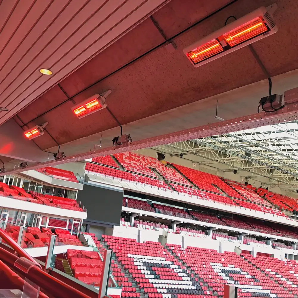 Infrazářič Tansun Sorrento Double 3,0 kW v černém provedení – čelní pohled na dvojitý quartzový infračervený zářič s dvěma topnými lampami 2 x 1500 W a nastavitelným montážním držákem pro nástěnnou a stropní instalaci