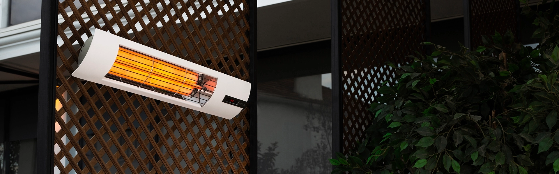 Infrazářič Veito SPACE - S - 2500W v bílé barvě nabízí efektivní a úsporné vytápění pro vnitřní i venkovní prostory. Disponuje dálkovým ovládáním, rychlým zahřátím a vysokou odolností vůči vodě a prachu (IP55). Moderní design doplní každý prostor.