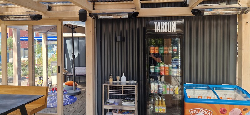 Reference vytápění bistra karbonovými infrazářiči VEITO Blade s 2500W topení jako hlavní systém vytápění infrazářič