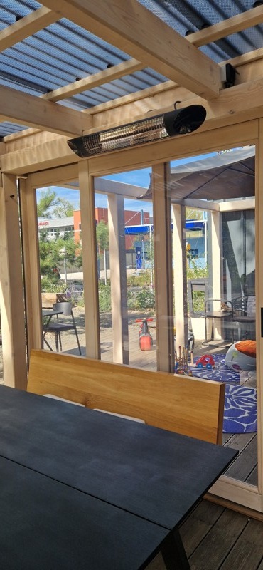 Reference vytápění bistra karbonovými infrazářiči VEITO Blade s 2500W topení jako hlavní systém vytápění infrazářič