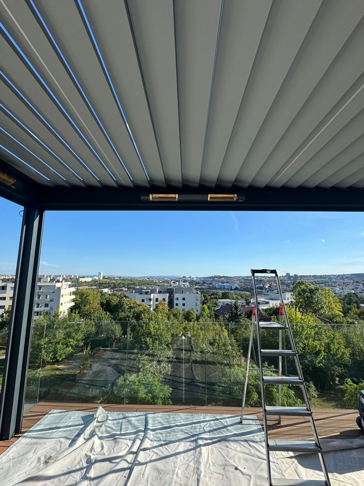Infrazářič Tansun Bahama Double 3 kW IP55 – detail montáže na bioklimatické pergole