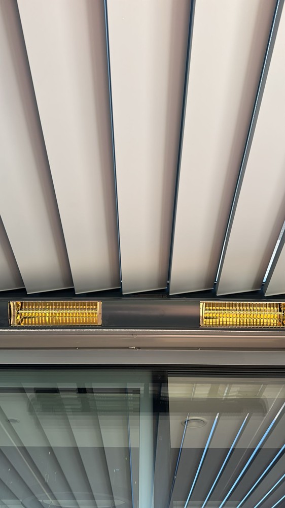 Infrazářiče Tansun Bahama v provozu – ultra low glare technologie, večerní terasa Brno