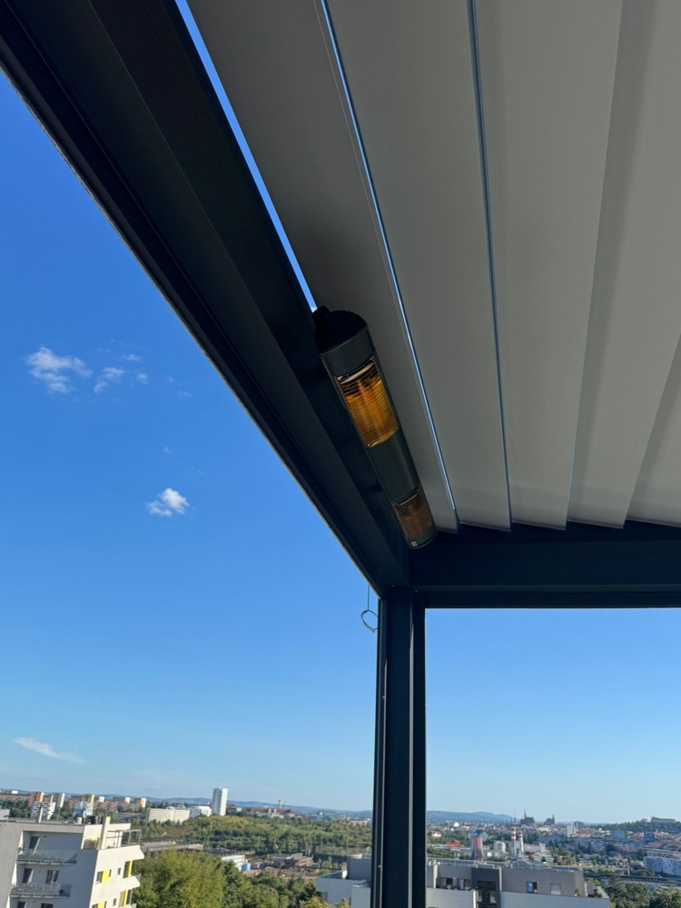 Infrazářič Tansun Bahama Double 3 kW IP55 – detail montáže na bioklimatické pergole