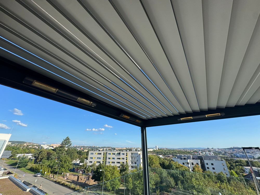 Infrazářič Tansun Bahama Double 3 kW IP55 – detail montáže na bioklimatické pergole