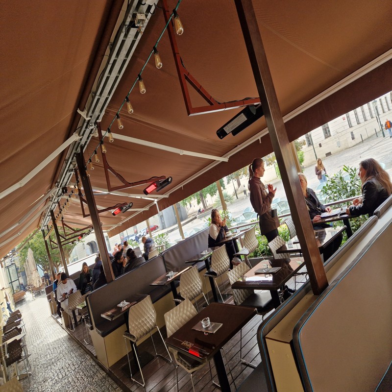 infrazářiče burda term 2000 vytápí venkovní předzahrádku restaurace v Praze
