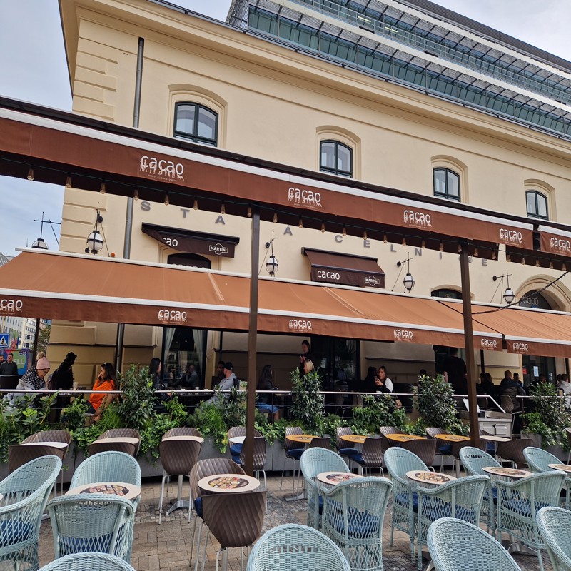 infrazářiče burda term 2000 vytápí venkovní předzahrádku restaurace v PRaze