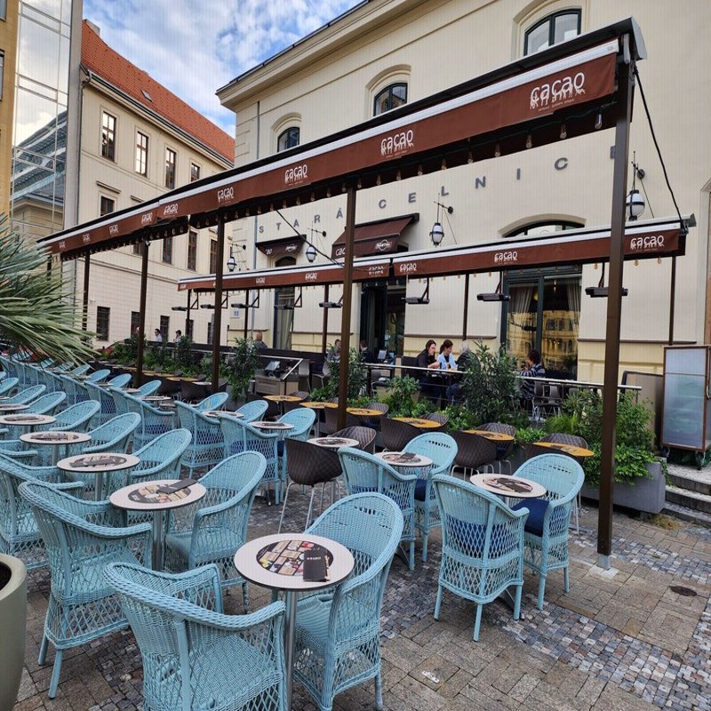 infrazářiče burda term 2000 vytápí venkovní předzahrádku restaurace v PRaze