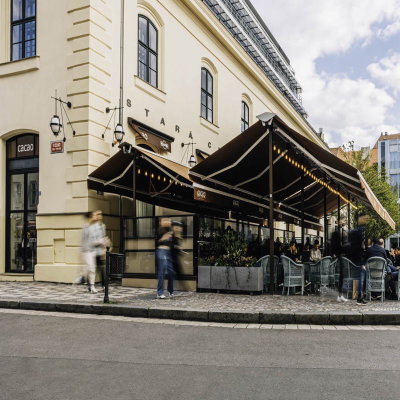 infrazářiče burda term 2000 vytápí venkovní předzahrádku restaurace v PRaze