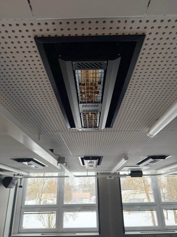 infrazářič Tansun Apollo Recess zapuštěný ve stropě simulační místnosti