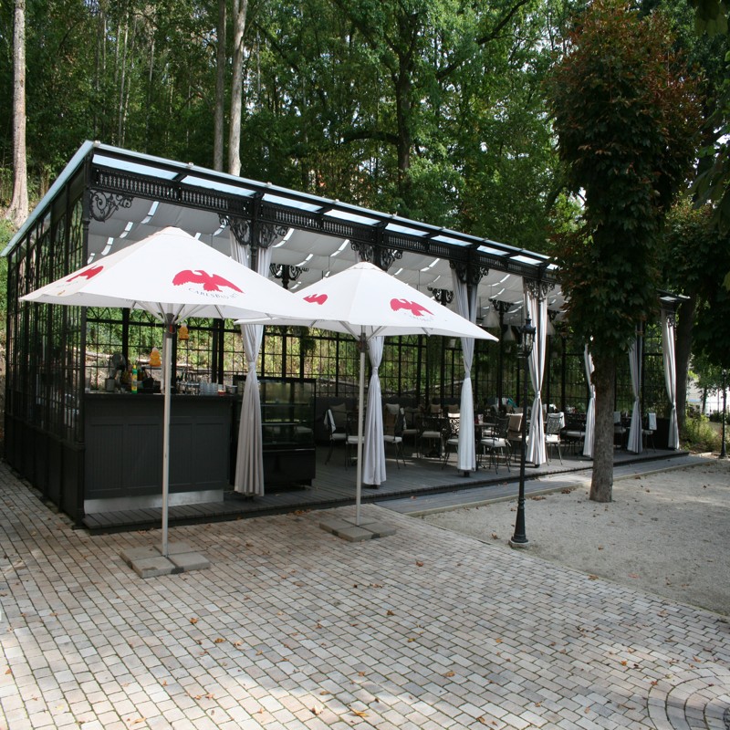 Vytápění předzahrádky restaurace v Karlových Varech infrazářiči Veito aero 2500W, infratopení a infrazářiče