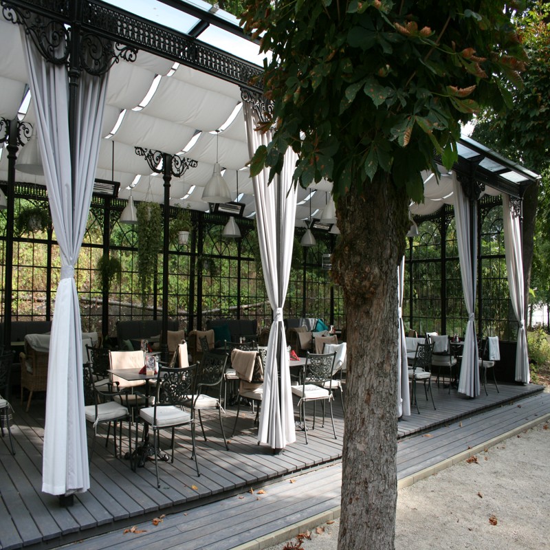 Vytápění předzahrádky restaurace v Karlových Varech infrazářiči Veito aero 2500W, infratopení a infrazářiče