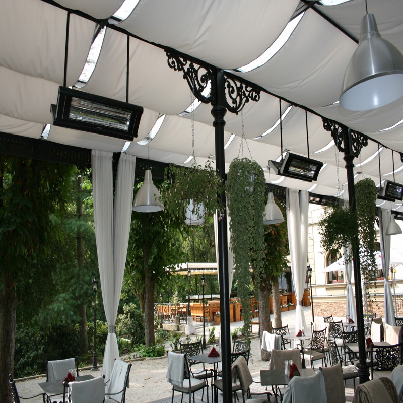 Vytápění předzahrádky restaurace v Karlových Varech infrazářiči Veito aero 2500W, infratopení a infrazářiče