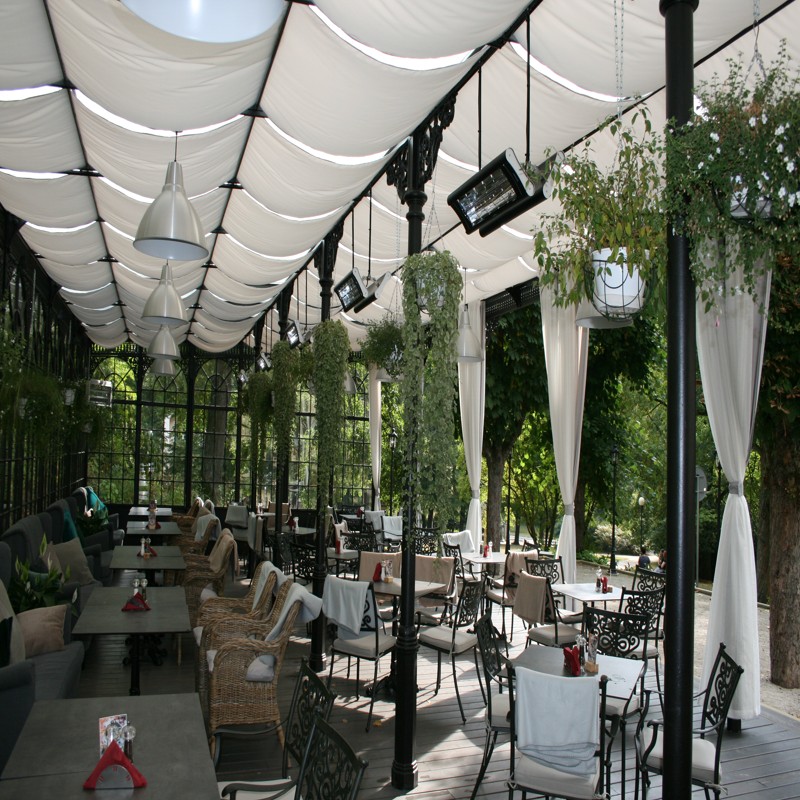 Vytápění předzahrádky restaurace v Karlových Varech infrazářiči Veito aero 2500W, infratopení a infrazářiče
