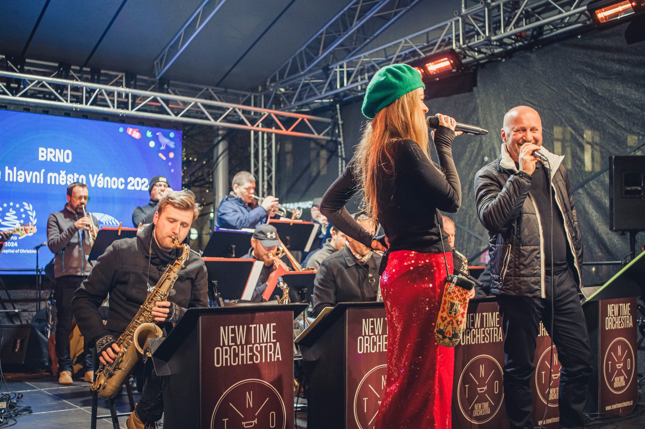 infrazarice_tansun_apollo_koncert_podium_vytapeni_kapela-7