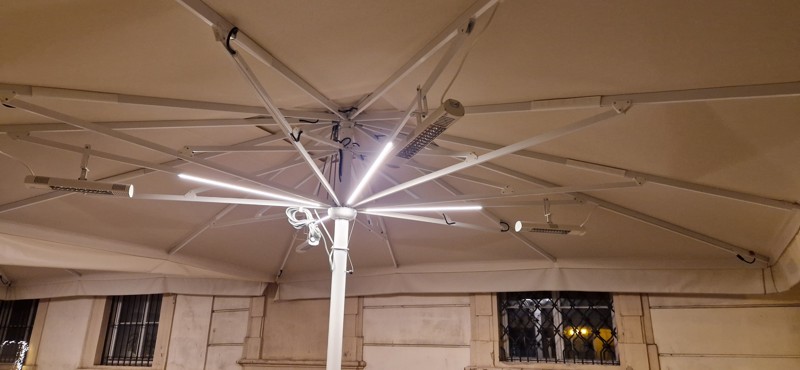 Rozmístění infrazářičů BURDA TERM 2000 IP67 1500W na předzahrádce Paláce Kinských – celkový instalovaný příkon 12 kW na konstrukcích deštníků
