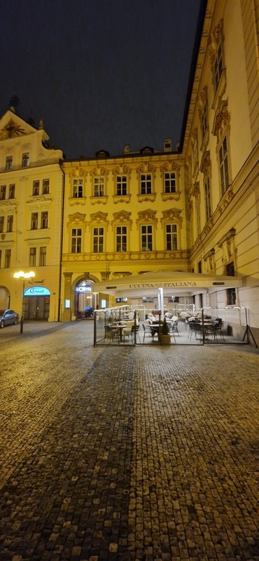Infrazářiče BURDA TERM 2000 IP67 v provozu na večerní předzahrádce restaurace L'Osteria na Staroměstském náměstí v Praze – příjemné teplo pro hosty
