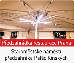 Infrazářiče BURDA TERM 2000 IP67 v provozu na večerní předzahrádce restaurace L'Osteria na Staroměstském náměstí v Praze – příjemné teplo pro hosty